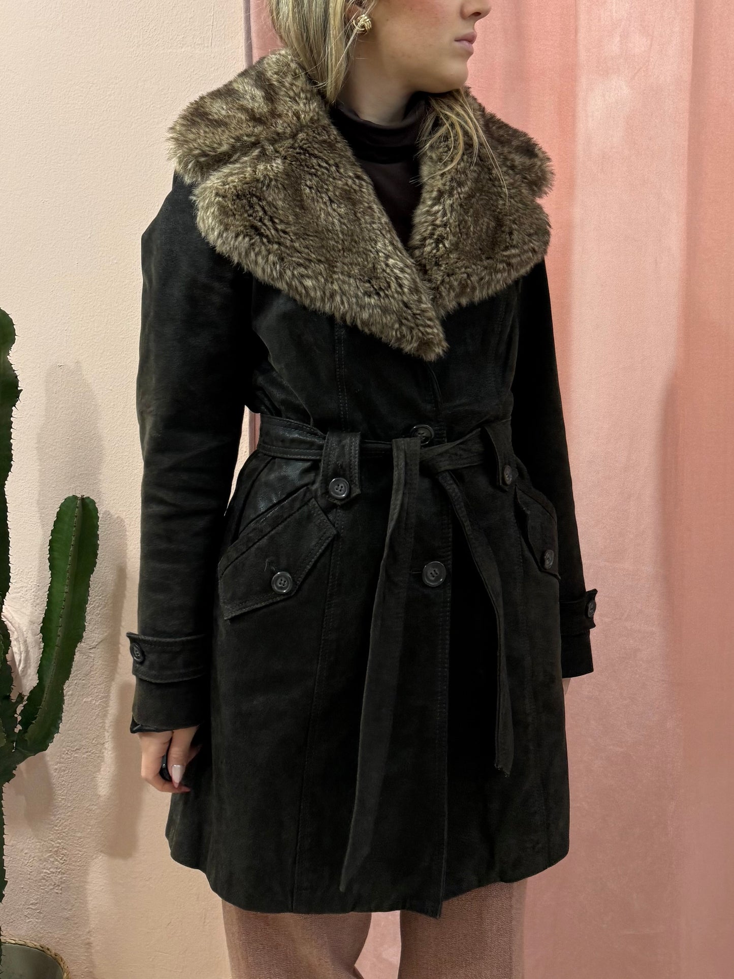 Trench in pelle con collo in pelliccia sintetica