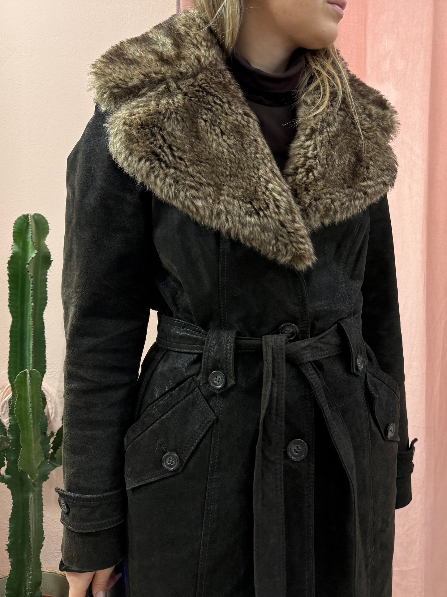 Trench in pelle con collo in pelliccia sintetica