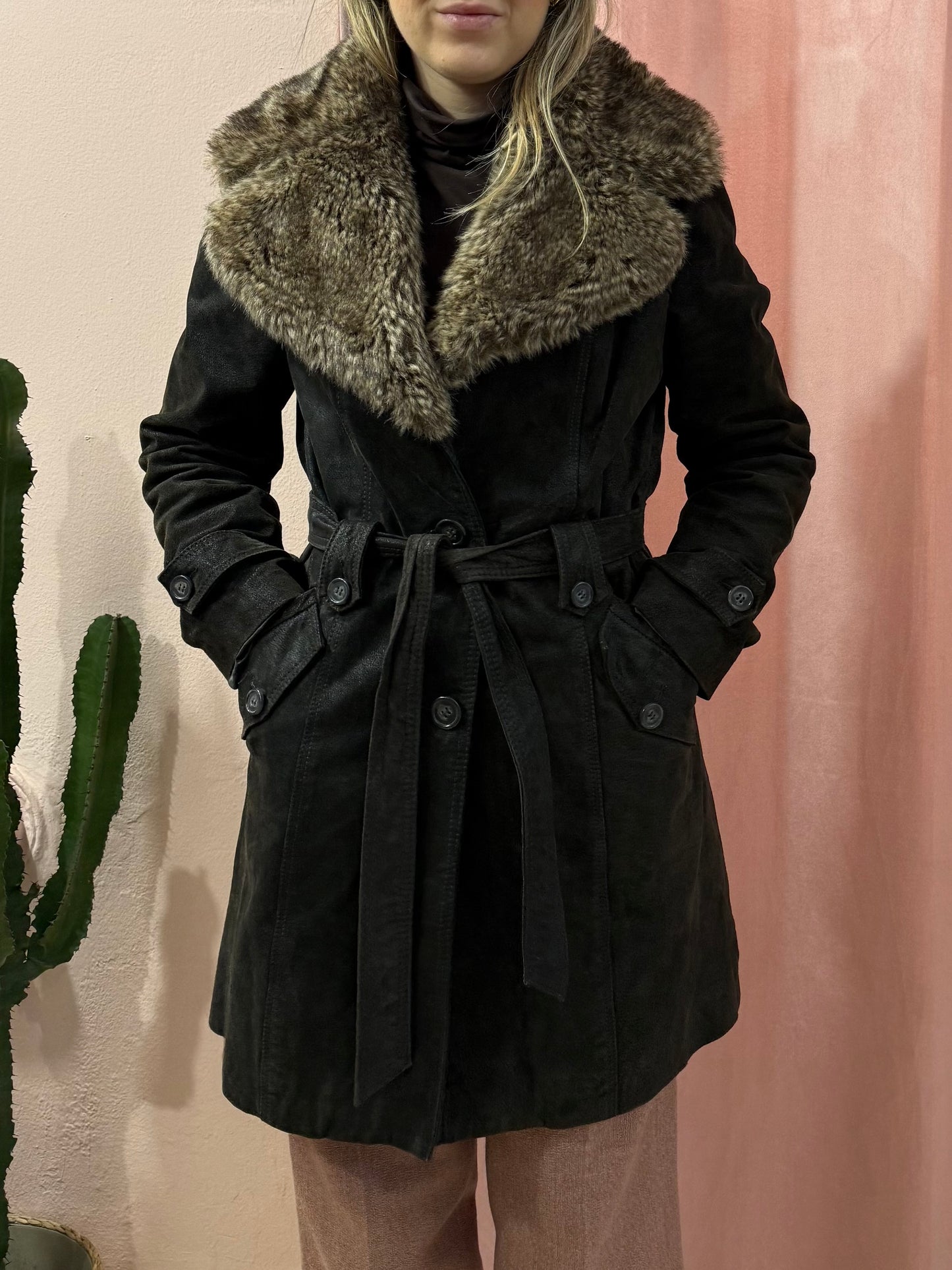 Trench in pelle con collo in pelliccia sintetica