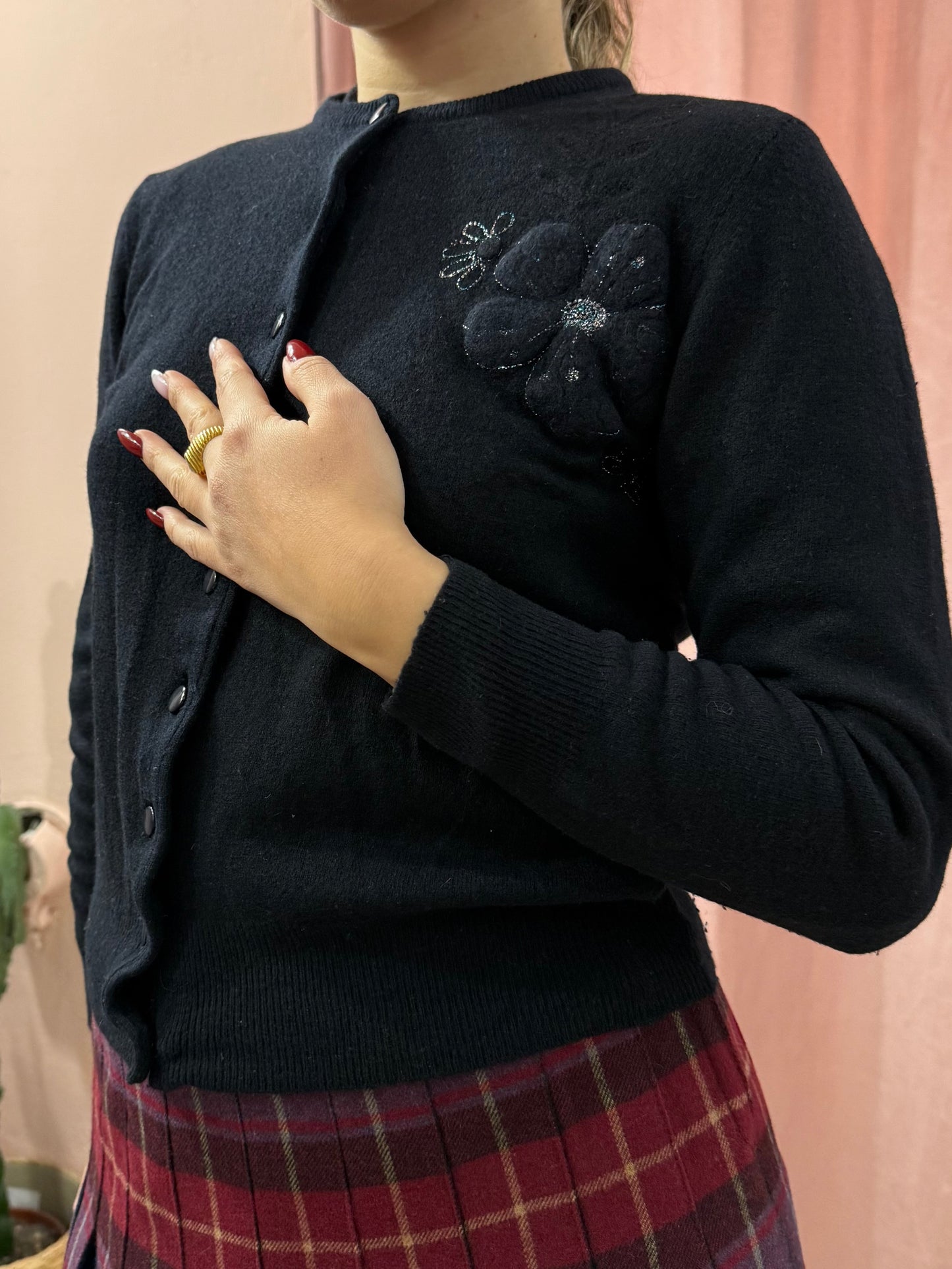 Cardigan in lana nero con ricamo fiore