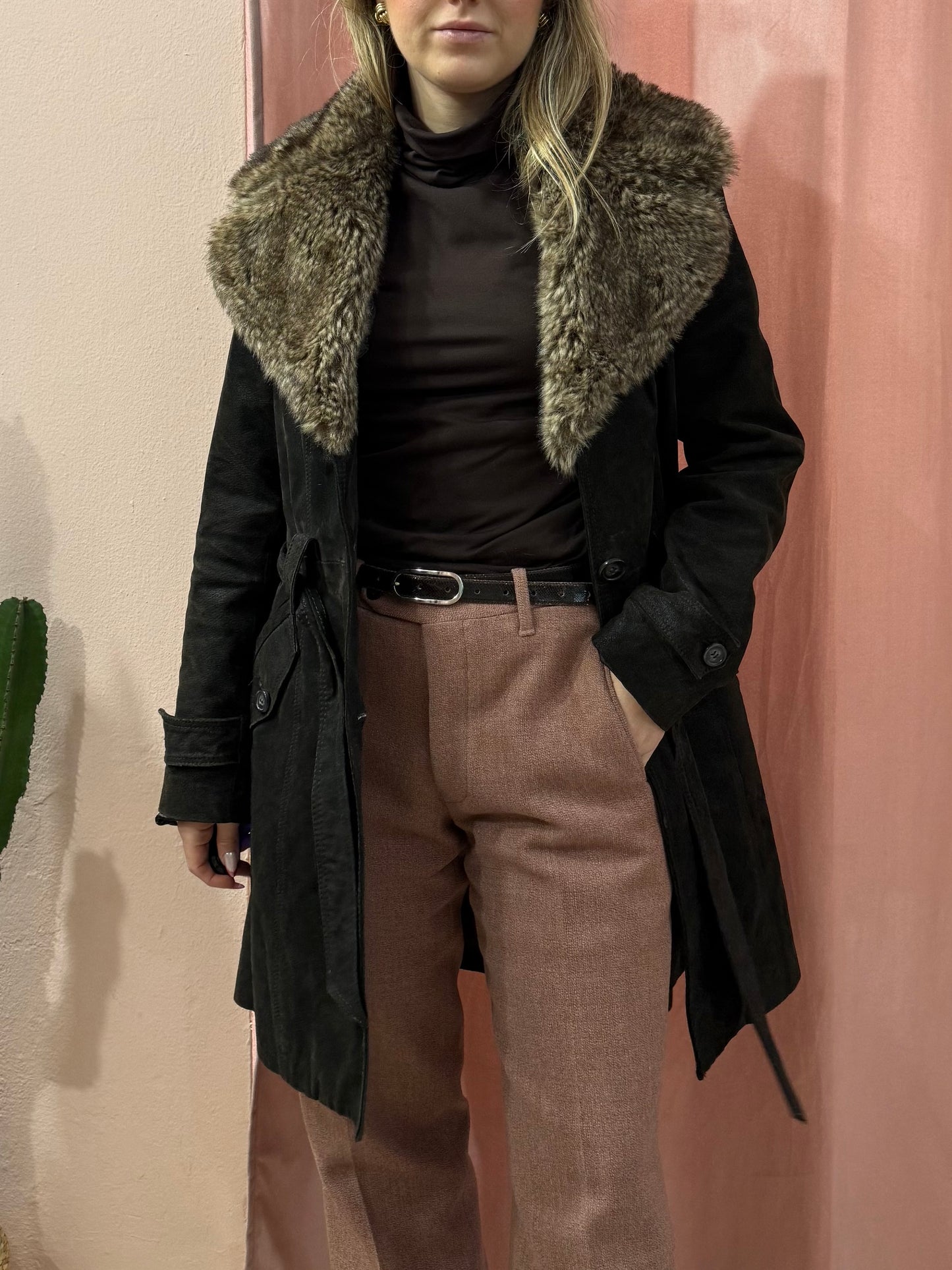 Trench in pelle con collo in pelliccia sintetica