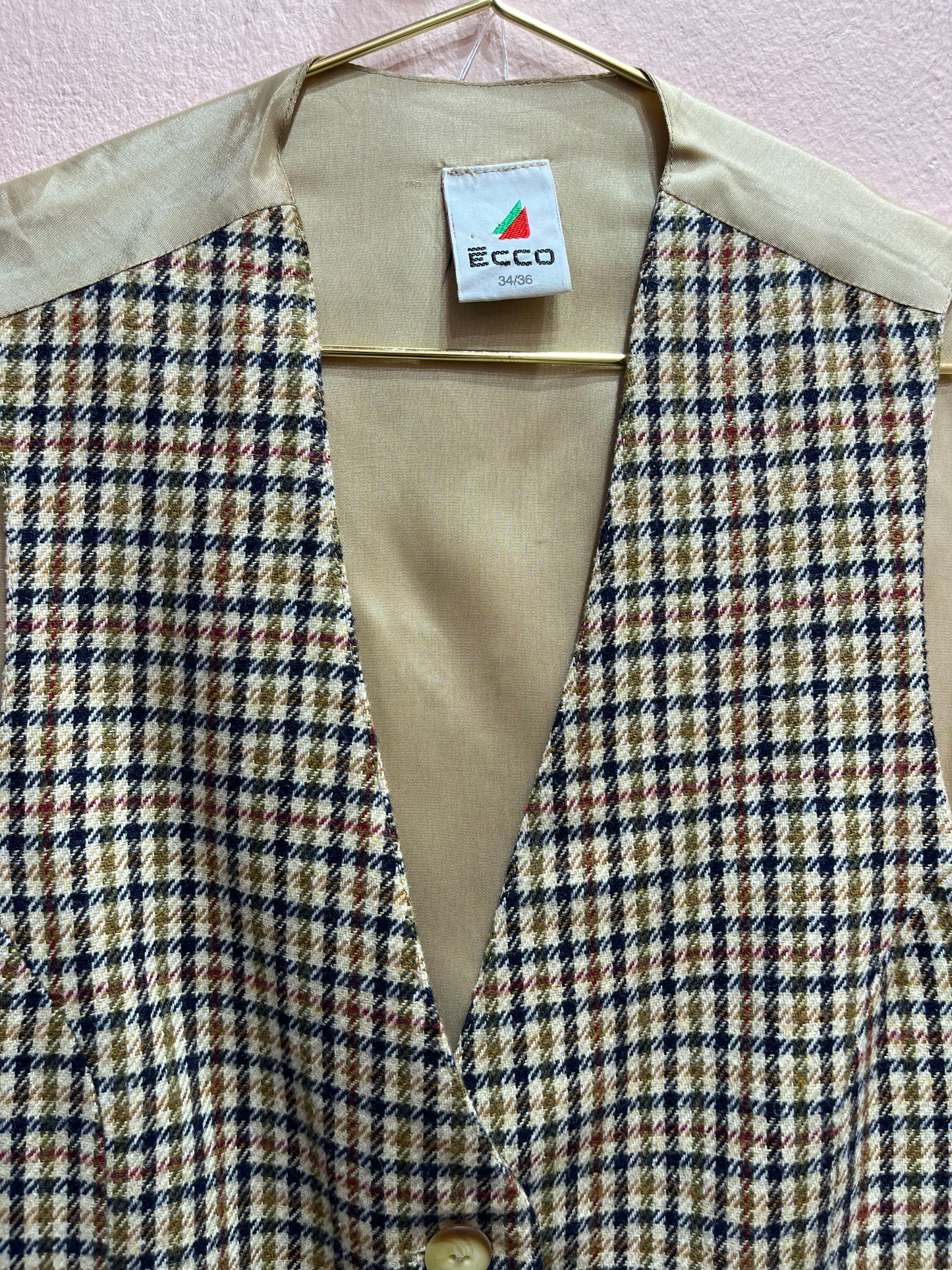 Gilet fantasia quadretti sul beige