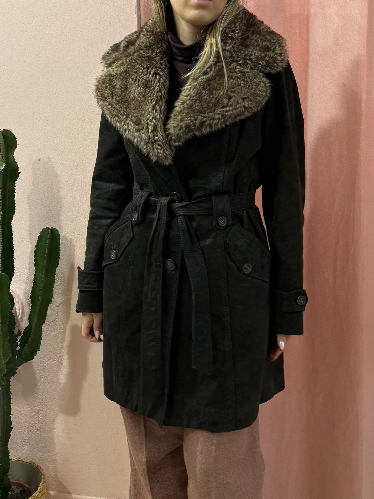 Trench in pelle con collo in pelliccia sintetica