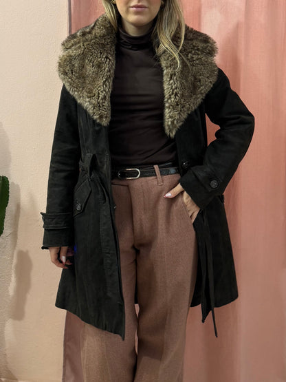 Trench in pelle con collo in pelliccia sintetica