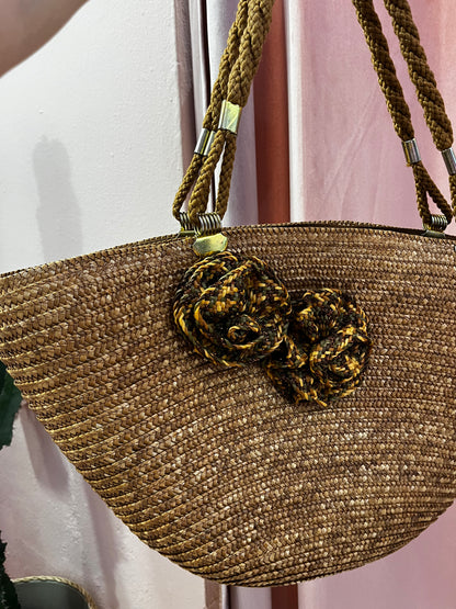 Borsa vintage in paglia con dettaglio fiori