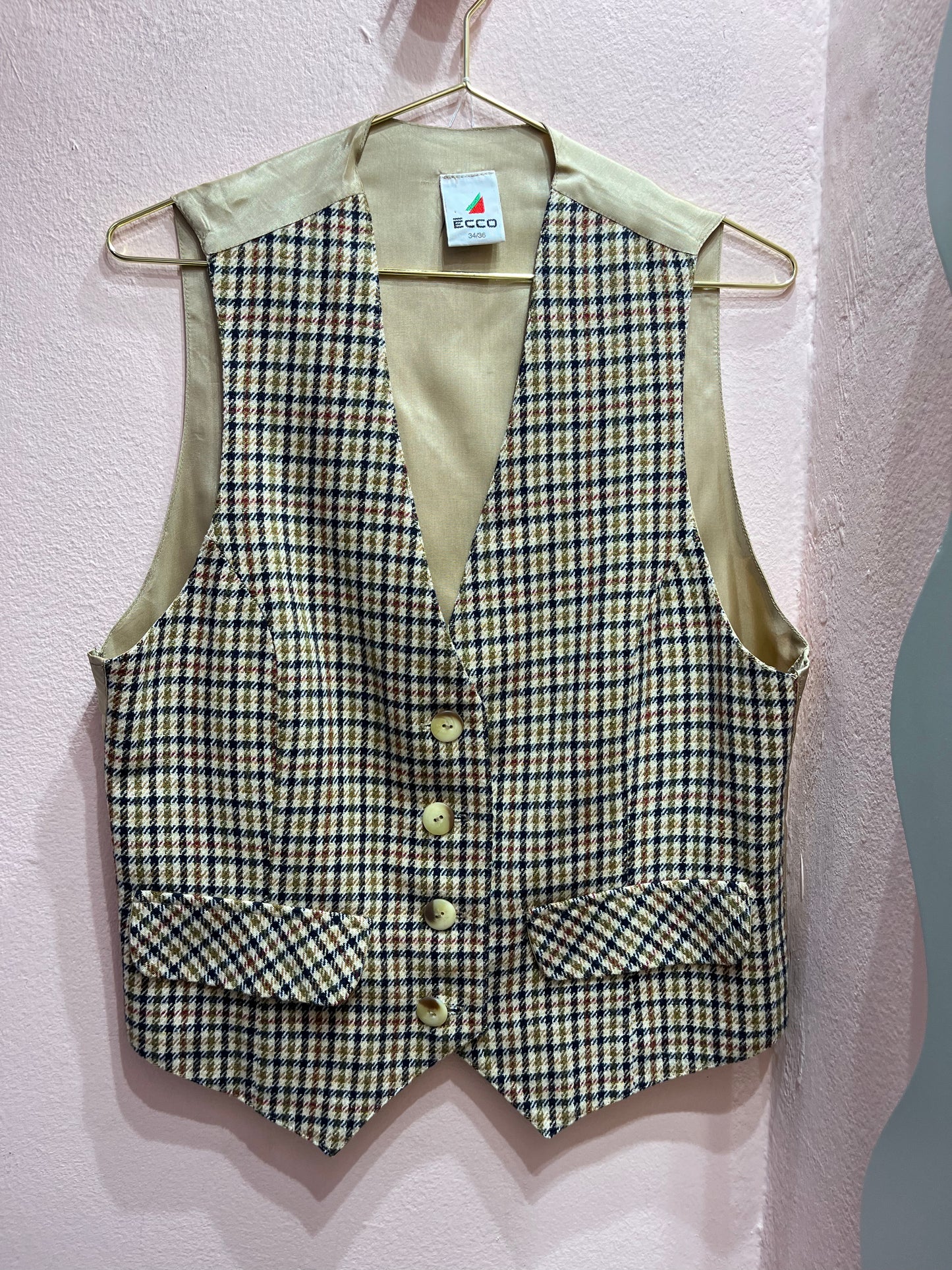 Gilet fantasia quadretti sul beige