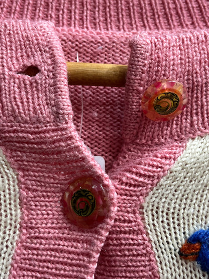 Cardigan rosa con ricami