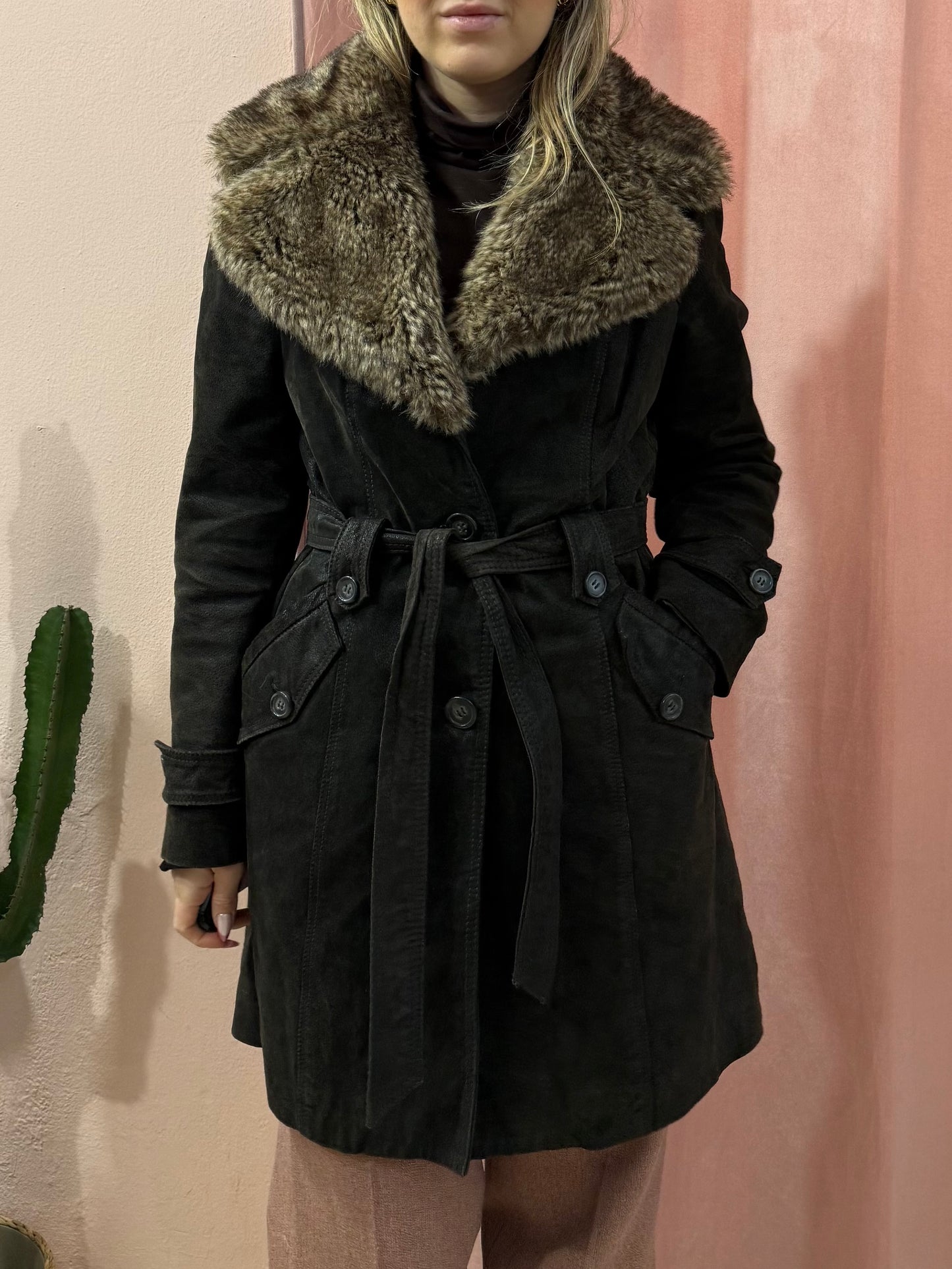 Trench in pelle con collo in pelliccia sintetica