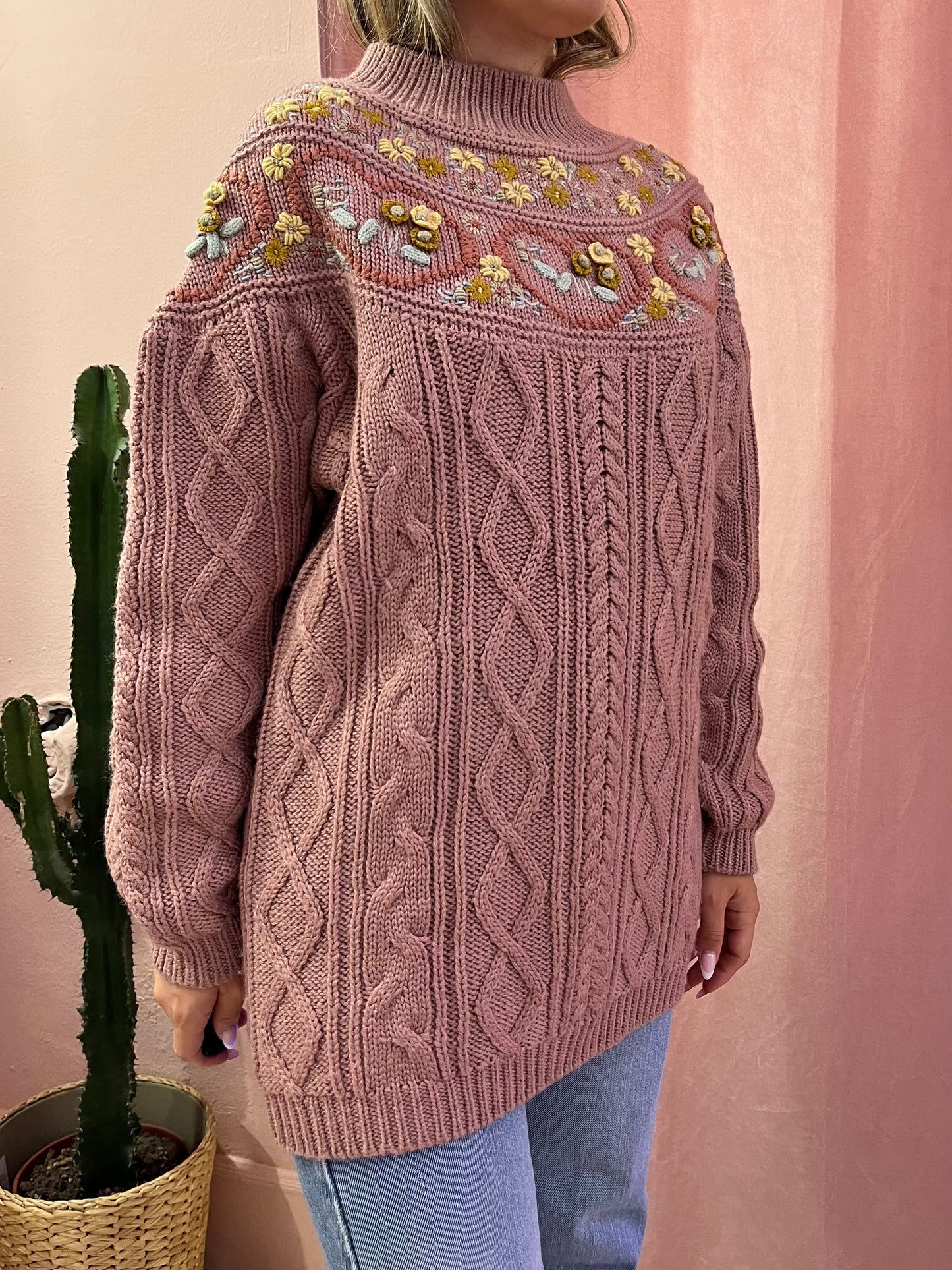 Maglione rosa antico con ricami